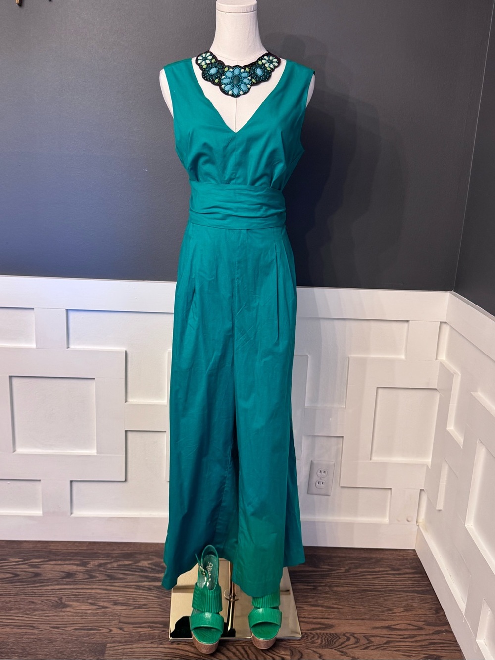 Sleeveless V-Neck jumpsuit with Waist Tie